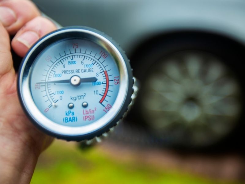 cómo medir la presión de los neumáticos