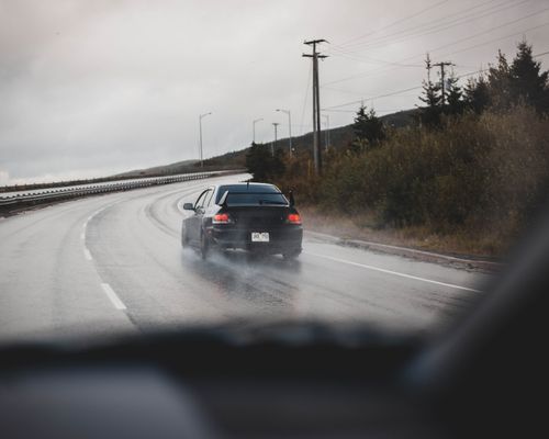 conducir con lluvia distancia de seguridad