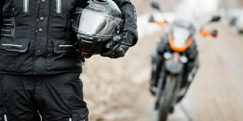 equipamiento conducir tu moto con lluvia